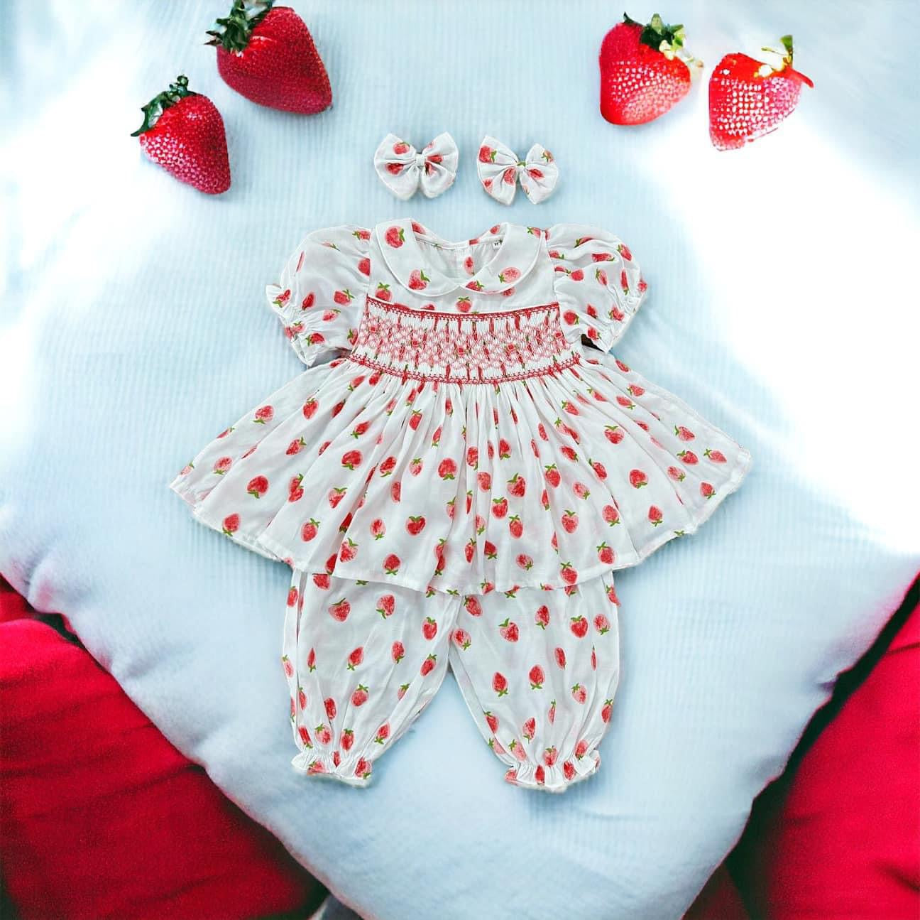 Pyjama met aardbeiensmokwerk