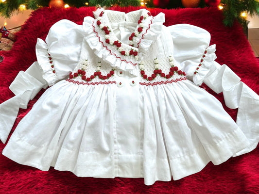 Weißes Knopfkleid mit gesmoktem Kragen