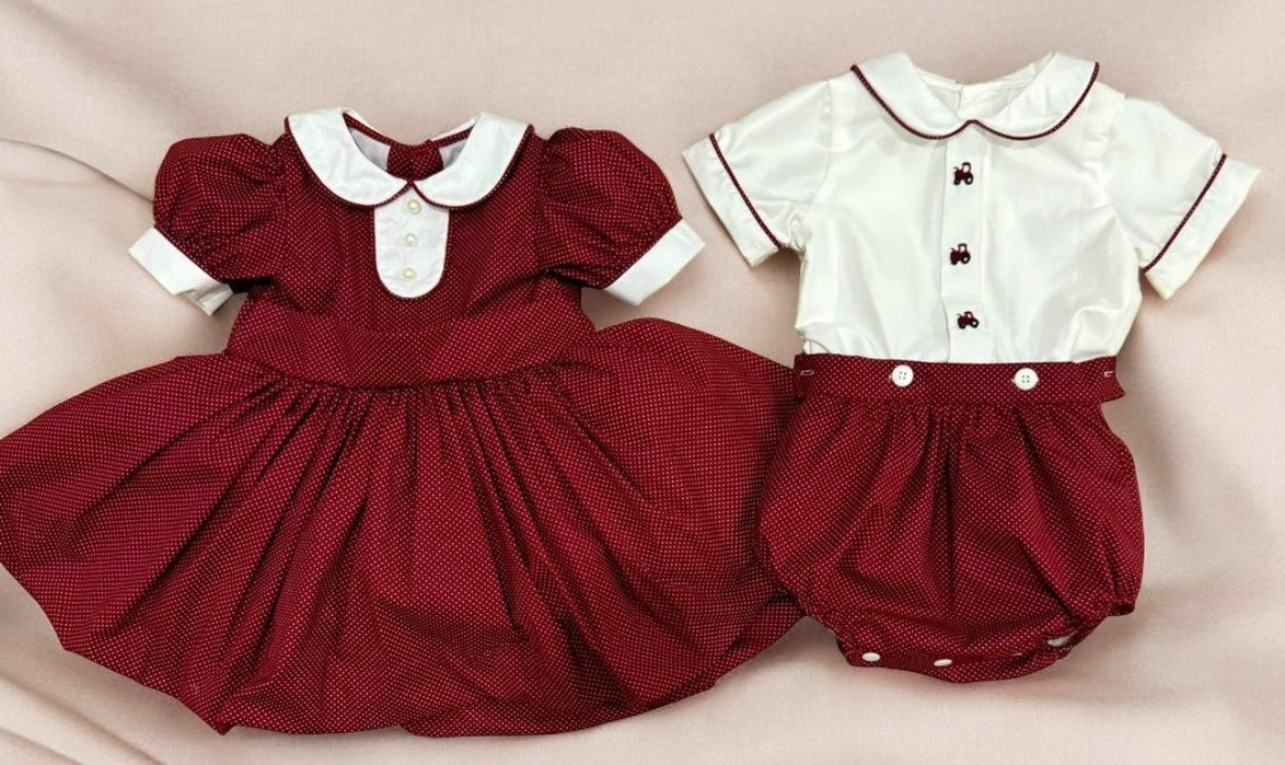 Burgunderrotes Kleid mit Punkten