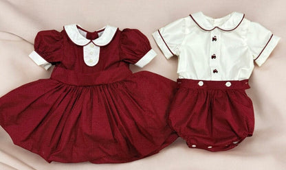 Burgunderrotes Kleid mit Punkten