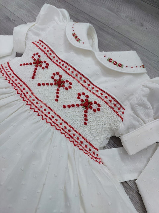 Weißes gesmoktes Kleid mit Schleife