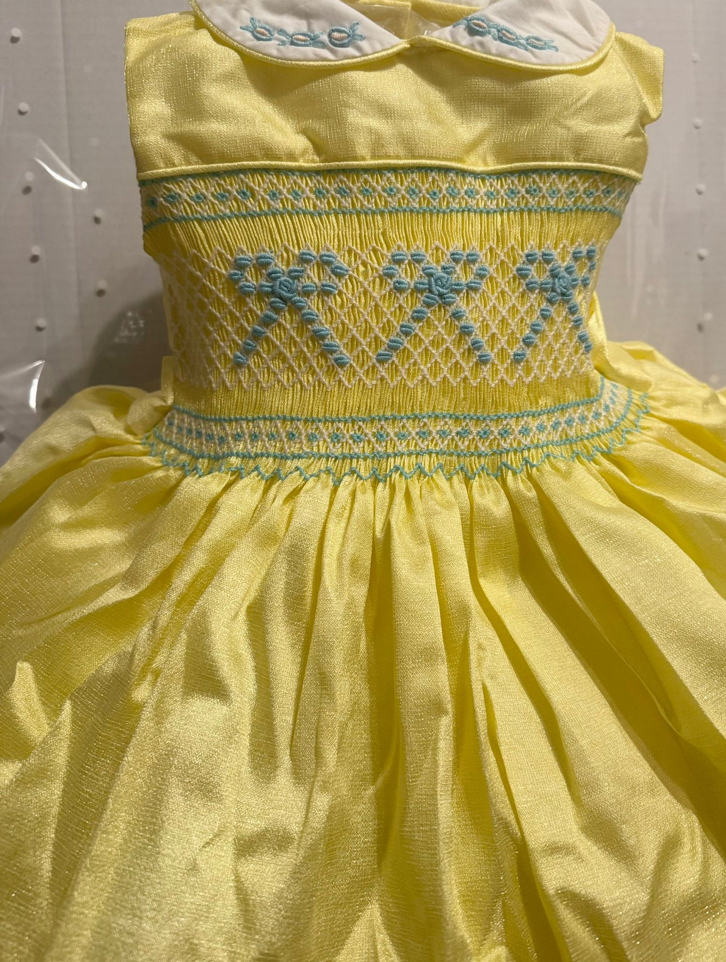 Lemon shimmer with blue smocking