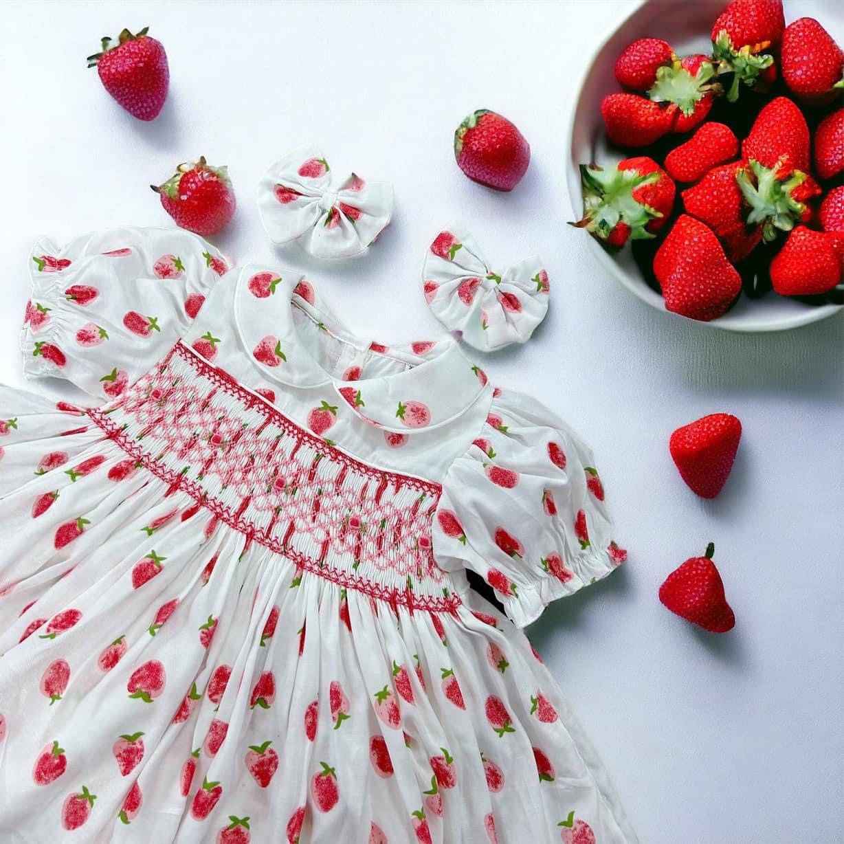 Pyjama met aardbeiensmokwerk
