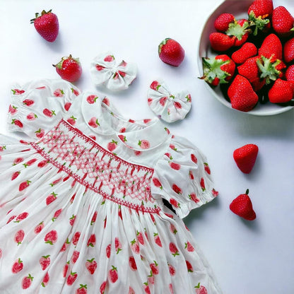 Pyjama met aardbeiensmokwerk