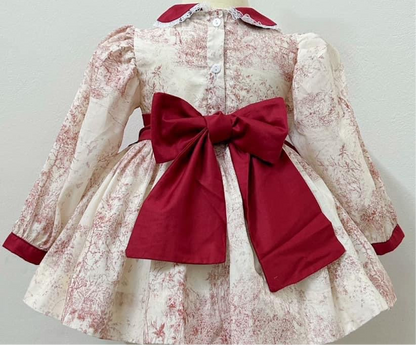 Langärmliges klassisches Kleid mit Schürze