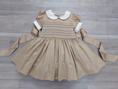 Kamelfarbenes gesmoktes Kleid