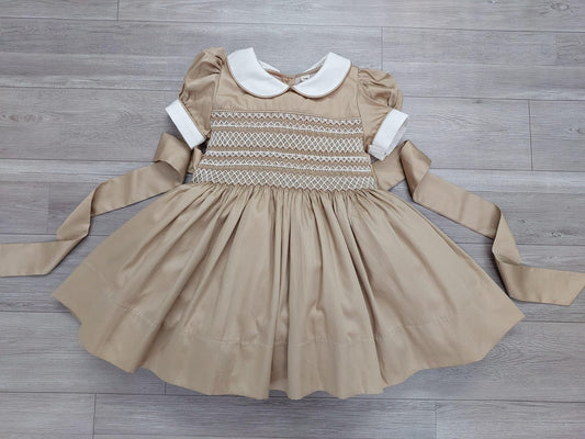 Kamelfarbenes gesmoktes Kleid