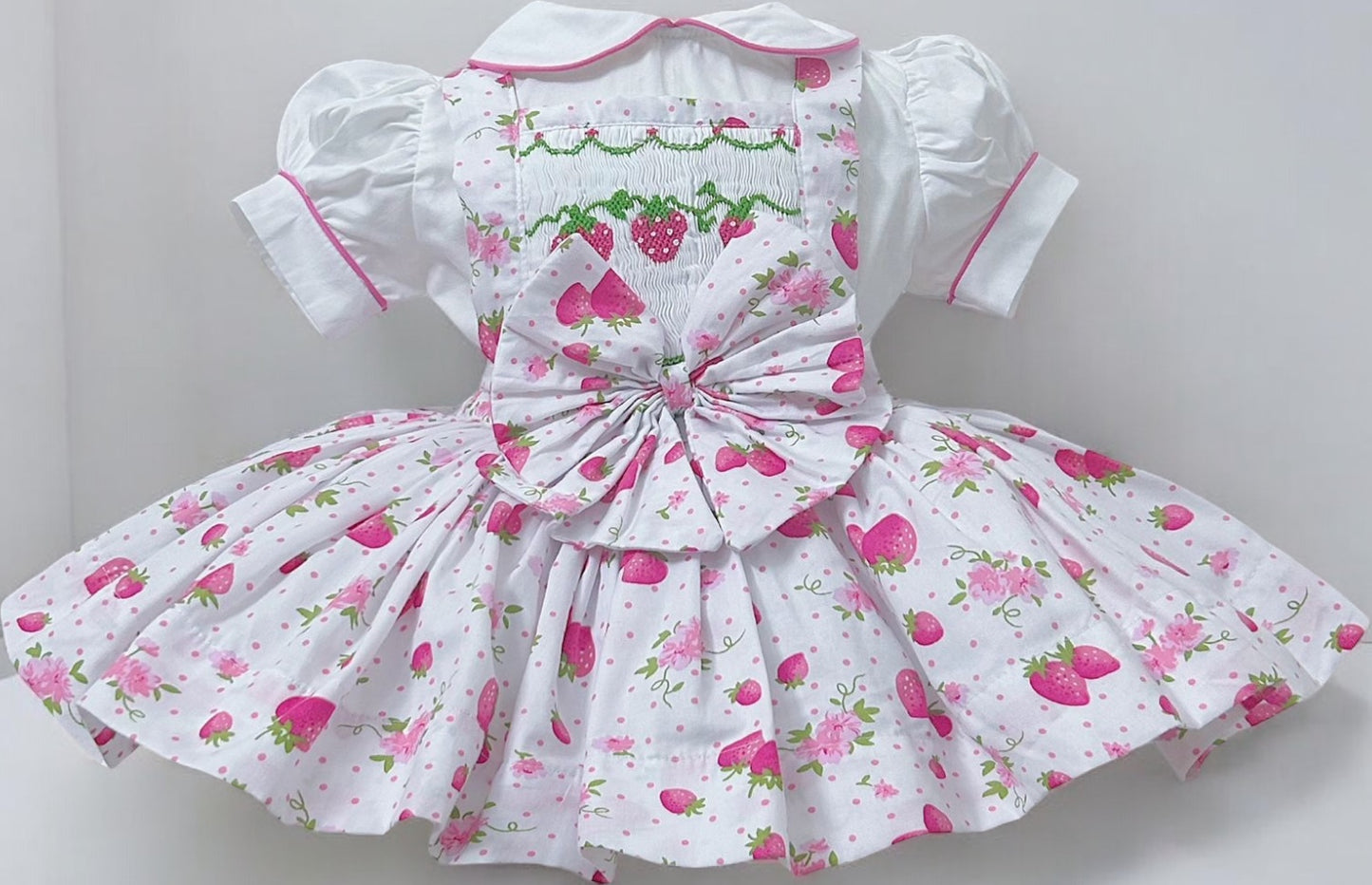 Strawberry smocked pinny dress 🍓