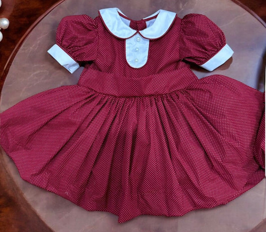 Burgunderrotes Kleid mit Punkten