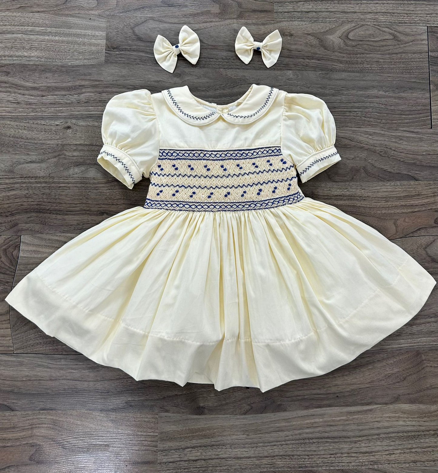 Cremefarbenes und blaues Babykleid