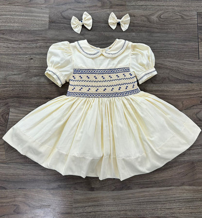 Cremefarbenes und blaues Babykleid