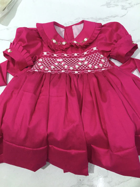 Knallrosa gesmoktes Kleid