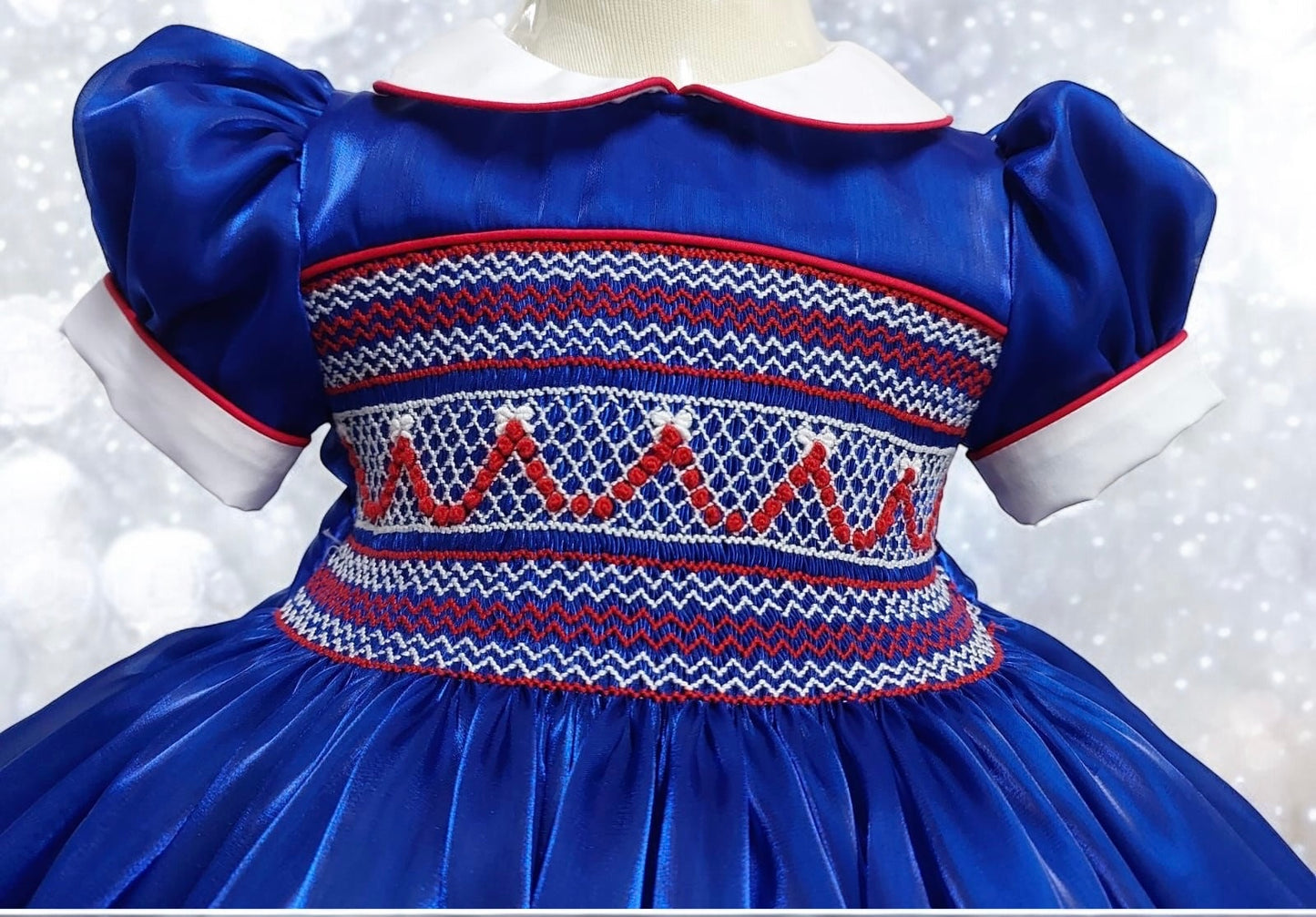 Schneewittchen handgesticktes blaues Seidenkleid