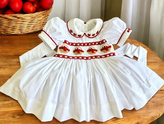 Weißes, gesmoktes Kleid mit Obstkorb